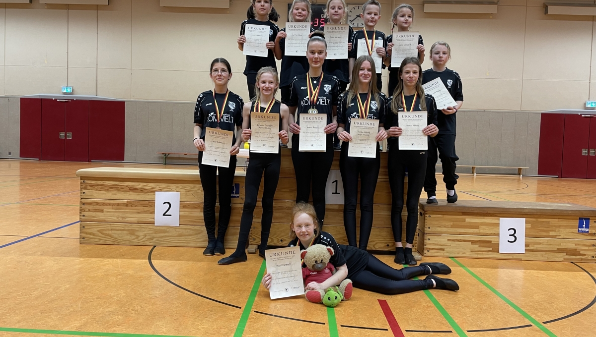 Auf dem Bild sind die Sportlerinnen in der folgenden Reihenfolge zu sehen:  Stehend hinten v.l.n.r.: Luisa D., Lotta, Thea, Ben, Luisa L. Maja B.  Stehend vorne v.l.n.r: Emily, Johanna, Amelie, Maja W. Wanda  Liegend: Mia mit Maskottchen Tom