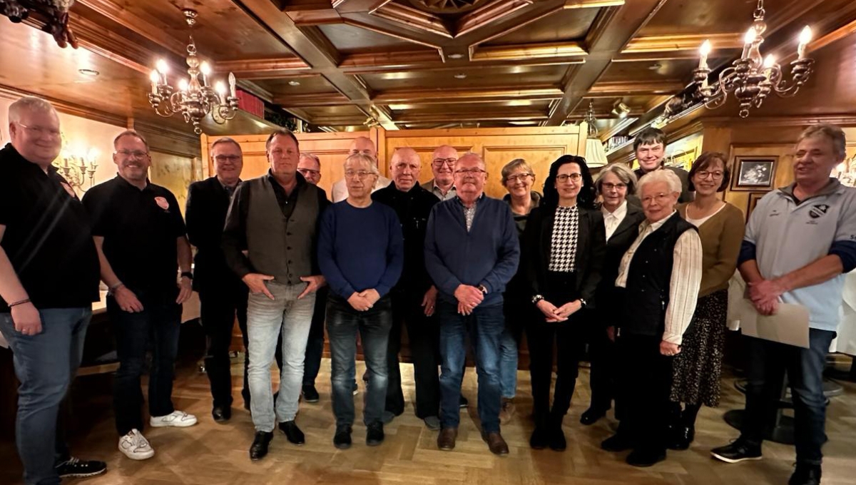 Andreas Pieper (l.), Marc Klein-Günnewick (2.v.l.) und Diözesanvorsitzender Wolfang Tettenborn ehrten am vergangenen Samstag zahlreiche Mitglieder der DJK Eintracht Stadtlohn 1920 e.V.