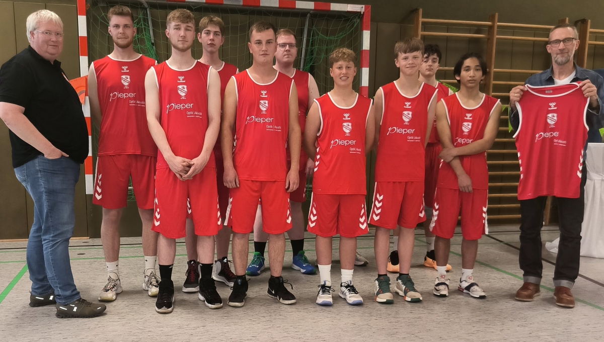 Basketballspieler erstmals mit Trikot