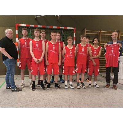 Basketballspieler erstmals mit Trikot